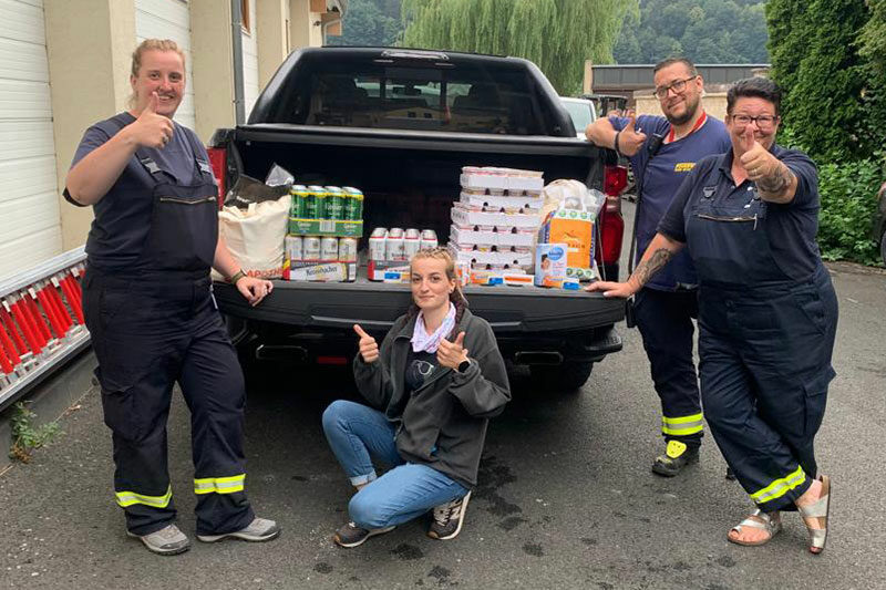 Vertreter der Feuerwehr Bad Schandau freuen sich über Hilfsgüter